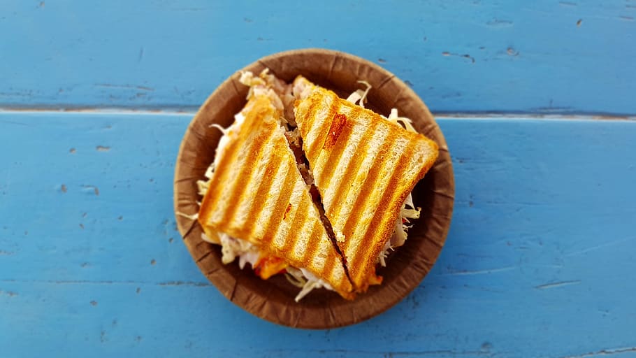 foto, torrat, pa de pa, rodanxes, triangular, forma, ple, blanc, carn, marró, bol de menjador, pa, carn blanca, menjar, bol, postres, menjar dolç, berenar, gourmet, frescor, tall, menjar i beguda, al forn, refresc, primer pla, cap gent, material de fusta, blau, natura morta, directament a sobre, taula, a l'interior, vista d’angle alt, alimentació saludable, indulgència, benestar, llest per menjar, dia, groc, fruita, temptació, taronja, fons blau, 4K