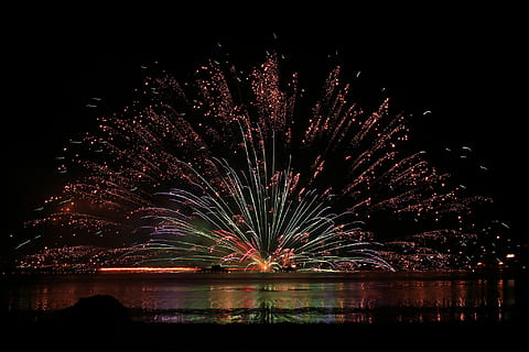 focs artificials, cos, aigua, nit, cos d'aigua, explosió, celebració, exhibició de focs artificials, vermell, multicolor, color negre, vancouver - canada, focs artificials - objecte fet per l'home, Columbia Britànica, esdeveniment, exposició llarga, reflexió, il·luminat, cap gent, moviment, cultura i entreteniment artístic, cel, brillant, naturalesa, llum, riu, moviment borrós, a l'aire lliure, espurnes, 1080P, CC0, domini públic, lliure de regalies