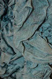 material, web, textura, el rerefons, blau, color, tèxtil, fons, patró, primer pla, roba, macro, marc complet, cap gent, natura morta, a l'interior, indústria, texans, arrugat, gran grup d'objectes, denim, teixit, vista d’angle alt, roba calenta, 4K, CC0, domini públic, lliure de regalies
