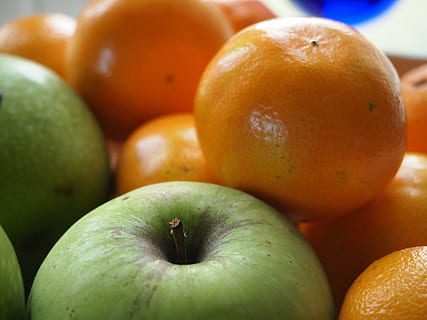fruit, apple, clementine, healthy eating, food and drink, food, wellbeing, freshness, close-up, no people, group of objects, orange color, citrus fruit, apple - fruit, ripe, green color, large group of objects, orange, focus on foreground, orange - fruit, choice, abundance, 4K, CC0, public domain, royalty free