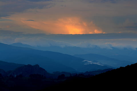 silueta, muntanya, ennuvolat, cel, posta de sol, superior, núvol, naturalesa, bellesa a la natura, escenics, tranquil·litat, escena tranquil·la, cap gent, núvol - cel, escenics - natura, Serra, paisatge, escena no urbana, idíl·lic, medi ambient, majestuós, vespre, cel dramàtic, a l'aire lliure, cim de muntanya, 5K, CC0, domini públic, lliure de regalies