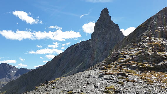 Queyras, landskab, bjerg, himmel, scenics - natur, skønhed i naturen, rolig scene, bjergkæde, ro, sky - himmel, ikke-urbane scene, klippe, natur, dag, miljø, solid, ingen mennesker, rock-objekt, fysisk geografi, idyllisk, geologi, bjergtop, formation, udendørs, bjergrygge, 5K, CC0, offentligt domæne, royaltyfrie