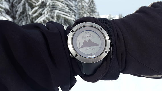 person, viser, rund, grå, holde øje, gps, navigation, højde, elevation profil, måling, højdemåler, barometer, gps ur, Suunto, ambit peak, udendørs, vinter sport, alpine, backcountry ski, vinter, kold temperatur, sne, dag, ingen mennesker, tæt på, varme tøj, natur, fokus på forgrunden, tid, tøj, nummer, teknologi, menneskelig hånd, handske, håndled, sort farve, armbåndsur, menneskelig ledd, herrer, 4K, CC0, offentligt domæne, royaltyfrie