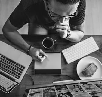 person, ved brug af, grafikkort, over, computer, overvåge, en person, bord, teknologi, drikke, voksen, indendørs, kaffe, høj vinkel visning, kaffe - drikke, bærbar, papir, trådløs teknologi, kop, krus, meddelelse, kaffekop, livsstil, sidder, bruger bærbar computer, travl, 5K, CC0, offentligt domæne, royaltyfrie