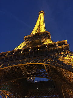 Paris, Fremmede lande, Eiffeltårnet, nat, oplyse, nat visning, rejse, oversøiske tur, smuk, Europa, arkitektur, bygget struktur, lav vinkel visning, himmel, rejsemål, tårn, høj - høj, turisme, historie, fortiden, by, natur, ingen mennesker, metal, bygning udvendig, blå, skyfri himmel, arkitektoniske træk, udendørs, jern - metal, placere, 2K, CC0, offentligt domæne, royaltyfrie