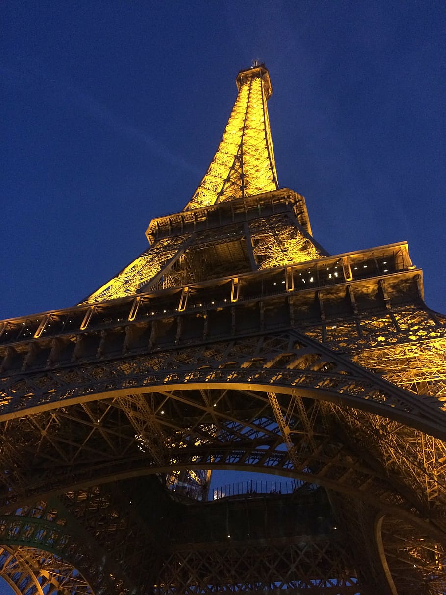 paris, països estrangers, Torre Eiffel, nit, encendre, vista nocturna, viatjar, viatge a l'estranger, bonic, europa, arquitectura, estructura construïda, vista d’angle baix, cel, destinacions de viatge, torre, alta - alta, turisme, història, el passat, ciutat, naturalesa, cap gent, metall, exterior de l'edifici, blau, cel clar, característica arquitectònica, a l'aire lliure, ferro - metall, lloc, 2K