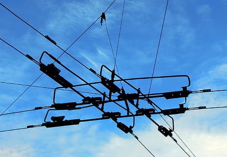 carrello, filo, attuale, voltaggio, elettricità, ingegneria, linea elettrica, blu, cielo, infrastruttura, civiltà, Inquadratura dal basso, cavo, nuvola - cielo, connessione, natura, giorno, Alimentazione elettrica, nessuno, tecnologia, combustibile e produzione di energia, all'aperto, pilone dell'elettricità, silhouette, complessità, Parco divertimenti, giro del parco dei divertimenti, 1080P, CC0, dominio pubblico, privo di copyright