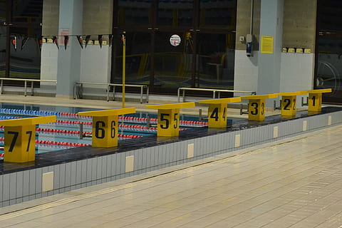 piscina, blocs, tall, arquitectura, groc, estructura construïda, transport, comunicació, signe, transport públic, text, exterior de l'edifici, cap gent, manera de transport, guió occidental, estació de ferrocarril, transport per ferrocarril, a l'aire lliure, dia, seguretat, ciutat, guió, estació, 4K, CC0, domini públic, lliure de regalies