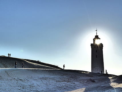 faro, Lønstrup, Danimarca, luce, sabbia, Torre, orme, deserto, paesaggio, duna, Scandinavia, punto di riferimento, nautico, sicurezza, marittimo, navigazione, marino, drammatico, speranza, casa leggera, segnale, cielo, all'aperto, architettura, destinazioni di viaggio, esterno dell'edificio, blu, struttura costruita, natura, cielo sereno, costruzione, guida, copia spazio, luce del sole, la neve, Inquadratura dal basso, viaggio, temperatura fredda, giorno, nessuno, guglia, 2K, CC0, dominio pubblico, privo di copyright