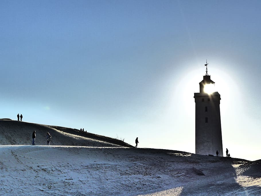faro, Lønstrup, Danimarca, luce, sabbia, Torre, orme, deserto, paesaggio, duna, Scandinavia, punto di riferimento, nautico, sicurezza, marittimo, navigazione, marino, drammatico, speranza, casa leggera, segnale, cielo, all'aperto, architettura, destinazioni di viaggio, esterno dell'edificio, blu, struttura costruita, natura, cielo sereno, costruzione, guida, copia spazio, luce del sole, la neve, Inquadratura dal basso, viaggio, temperatura fredda, giorno, nessuno, guglia, 2K