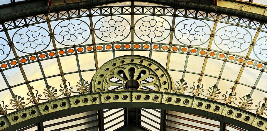 lav, vinkel billede, hvid, bygning, indre, runde bue, vindue, gammel, arkitektur, bue, ornament, tæt på, indvendig udsigt, pyntet op, bygget struktur, rejse, udsmykkede, historie, rejsemål, mønster, bygning udvendig, indendørs, dag, ingen mennesker, lav vinkel visning, design, metal, form, fortiden, rækværk, smedejern, loft, blomstermønster, arkitektur og kunst, 4K