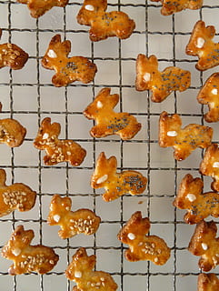 velikonoční zajíček, velikonoční, velikonoční dorty, králičí, upéct, těsto, ausstecherle, recept, trouba, cookie, jemné pečivo, malé koláče, suchar, drátěný stojan, jídlo a pití, jídlo, nikdo, uvnitř, stálý život, velká skupina objektů, svěžest, celý rám, chladicí stojan, požitek, pozadí, sladké jídlo, detail, pečený, přímo nad, připraven jíst, hnědý, v řadě, pokušení, Svačina, pečící papír, 2K, CC0, veřejná doména, bez autorských práv