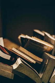 superficiale, fotografia a fuoco, libri, avvicinamento, fotografia, chiuso, libro, biblioteca, mensola, pagine, vecchio, tavolo, legno - materiale, pubblicazione, in casa, natura morta, formazione scolastica, nessuno, concentrarsi sulle conoscenze acquisite, copia spazio, messa a fuoco selettiva, gruppo di oggetti, pila, gruppo, grande gruppo di oggetti, di fila, carta, saggezza, tecnologia, 5K, CC0, dominio pubblico, privo di copyright