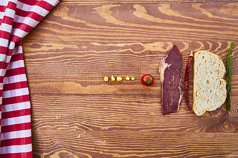 Spargel, geschnitten, Brot, Chili, roh, Fleisch, Tomate, braun, hölzern, Oberfläche, Tabelle, Speck, Ägypten, Zusammensetzung, Detail, gesundes Essen, Hintergründe, Lebensmittel, Makro, Küche, Gesundheit, wunderschönen, Essen Foto, Bäckerei, Pizza, Scheibe, Wurst, salam, heiß, Schinken, köstlich, Foto, Produktfoto, Fotografie, Cafe, Hintergrund, Ernährung, Restaurant, drinnen, direkt darüber, keine Leute, Stillleben, Holz - Material, Essen und Trinken, High Angle View, gestreift, Muster, Schneidbrett, Nahansicht, verarbeitetes Fleisch, Obst, Wohlbefinden, Textil-, Tischdecke, mehrfarbig, Snack, 5K, CC0, gemeinfrei, lizenzfrei