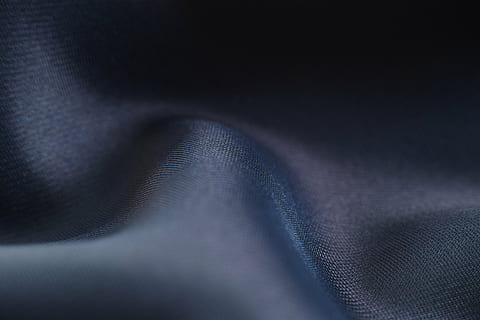 tessuto, tessile, struttura, macro, dettaglio, nessuno, orizzontale, design, modello, modello astratto, morbidezza, tessitura, lana, copia spazio, sfondi, astratto, messa a fuoco selettiva, immagine a colori, cotone, kazakh, avvicinamento, sfondo, blu, studio, produzione, capi di abbigliamento, seta, strutturato, fotogramma intero, notte, natura, bellezza nella natura, all'aperto, acqua, in casa, Materiale, girato in studio, moda, colore nero, buio, indumento, attività commerciale, primo piano estremo, sfondi astratti, sfondo nero, effetto strutturato, lusso, 8K, CC0, dominio pubblico, privo di copyright