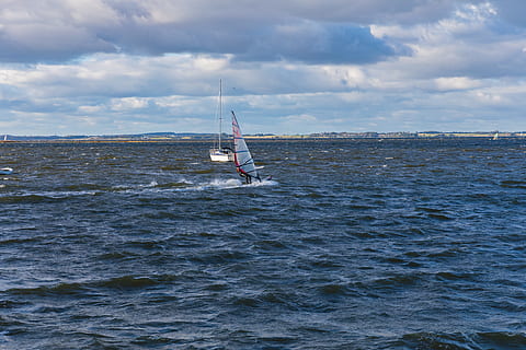 Windsurfer, geblasen, Geschwindigkeit, wolke - himmel, Meer, Wasser, Himmel, Wasserfahrzeug, Transport, Segelboot, Schönheit in der Natur, Ufergegend, Transportmittel, Natur, Tag, Freizeitbeschäftigung, Szenen - Natur, Sport, Männer, Segeln, Nicht-städtische Szene, draußen, 5K, CC0, gemeinfrei, lizenzfrei