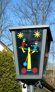 lanterne, lampe, belysning, advent, juletid, smykker, dekoration, tradition, i, Seiffen, malmbjerge, multi farvet, dag, ingen mennesker, gul, bare træ, udendørs, træ, meddelelse, plante, skilt, natur, repræsentation, vejledning, lav vinkel visning, menneskelig repræsentation, Information, himmel, informationsskilt, tæt på, transportmidler, 2K, CC0, offentligt domæne, royaltyfrie