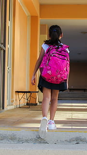 Mädchen, tragen, Rucksack, Gehen, Weg, Student, Schule, erster Tag, erste Schritte, Grundschule, Schultasche, Frau, draußen, eine Person, Menschen, Frauen, in voller Länge, echte Menschen, Rückansicht, die Architektur, Freizeitbeschäftigung, Lebensstile, Legere Kleidung, gebaute Struktur, Kind, Kleidung, pinke Farbe, Frisur, Gebäude, Stehen, Erwachsene, Teenager, 4K, CC0, gemeinfrei, lizenzfrei