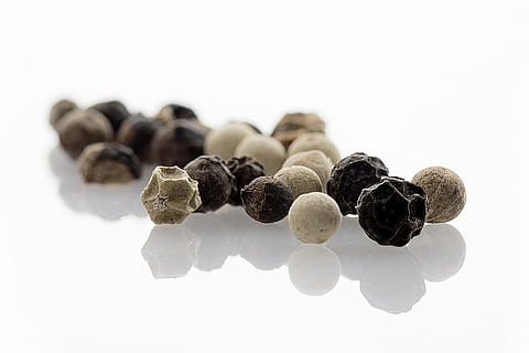 sorterad färg av frön, peppar, skarp, krydda, kock, korn, stänga, makro foto, pepparkorn, vit bakgrund, mat, studio skott, mat och dryck, inomhus, närbild, fortfarande liv, friskhet, äta nyttigt, inget folk, välbefinnande, stor grupp av objekt, frukt, svart färg, ingrediens, fokusera på förgrunden, Skära ut, grupp, selektiv fokusering, sjukvård och medicin, mellanmål, 1080P, CC0, offentligt domän, royaltyfria