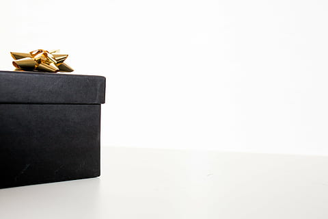 schwarz, Box, Weiß, Hintergrund, Bogen, Geschenk, vorhanden, kopieren sie platz, goldfarben, altmodisch, Gold, keine Leute, drinnen, Nahansicht, Tag, Urlaub, Kasten - Behälter, Container, Weihnachten, Band - Nähartikel, Feier, Studioaufnahme, Band, Geschenkbox, Dekoration, Ferienveranstaltung, Veranstaltung, Luxus, aufwendig, 5K, CC0, gemeinfrei, lizenzfrei