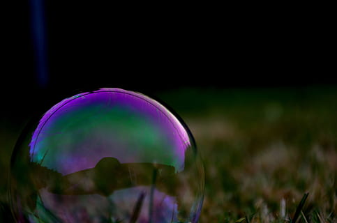 Makro-Objektiv-Fotografie, Blase, Gras, lila, runden, gestalten, transparent, Kugel, glänzend, Nahansicht, Kristallkugel, Natur, selektiver Fokus, Pflanze, Reflexion, draußen, Himmel, mehrfarbig, Verletzlichkeit, keine Leute, Ball, Zerbrechlichkeit, Feld, Tag, Land, schwarzer Hintergrund, 1080P, CC0, gemeinfrei, lizenzfrei