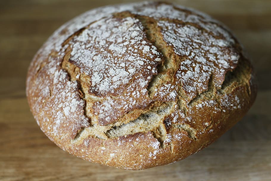 Marrone, pane di pasticceria, polvere, Farina, segale, pane, fatti in casa, cucina, farro, pane fatto in casa, cibo, freschezza, legno - materiale, forno, al forno, tavolo, avvicinamento, pagnotta di pane, buongustaio, cibo e bevande, in casa, nessuno, natura morta, concentrarsi sulle conoscenze acquisite, vista dall'alto, benessere, mangiare sano, singolo oggetto, cibo dolce, pronto a mangiare, dieta, tentazione, pane integrale, 4K
