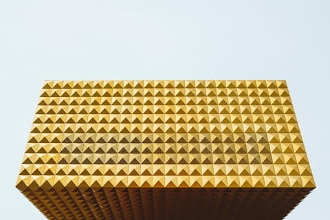 or 3, 3d, il·lusió dels ulls, bloc geomètric groc, edifici, patró, arquitectura, or, groc, daurat, piràmide, llum solar, ombra, Festival, Dinamarca, voladís, roskilde denmark, música, rock, museu, roskilde, ragnarok, fons blanc, tallar, còpia espai, cap gent, tir de l'estudi, color daurat, a l'interior, disseny, brillant, paper, primer pla, forma, senzillesa, menjar i beguda, buit, 5K, CC0, domini públic, lliure de regalies