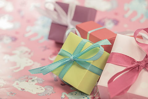 selektiv, fokus fotografie, vier, vorhanden, Kisten, selektiver Fokus, Fotografie, Geschenk, gemacht, Paket, Schleife, Paketschleife, Weihnachten, Weihnachtsdekoration, geben, Advent, verpackt, Geschenkverpackung, Überraschung, Geschenke, Muttertag, Kindergeburtstag, Geburtstag, Dekoration, Freude, bunt, Farbe, gebundener Bogen, Band - Nähartikel, Geschenkbox, Feier, Geburtstagsgeschenk, Bogen, Band, Papier-, Box, Kasten - Behälter, Weihnachtsgeschenk, Nahansicht, Geschenkpapier, eingewickelt, drinnen, keine Leute, Container, Stillleben, 4K, CC0, gemeinfrei, lizenzfrei