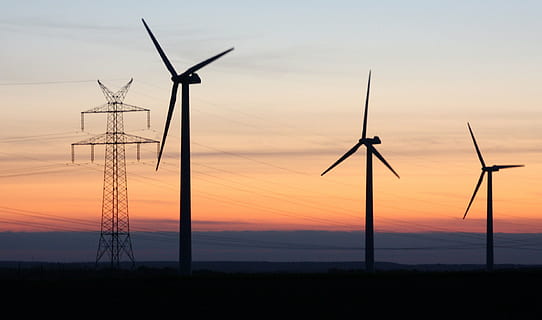 Elektroteknik, skumring, solnedgang, elektricitet, brændstof og elproduktion, energi, turbine, teknologi, miljø, strøm, generator, vindmølle, natur, vind, industri, himmel, genbrug, Strømforsyning, miljøbeskyttelse, alternativ energi, dreje, vindkraft, vedvarende energi, silhuet, orange farve, el-pylon, strømkabel, ingen mennesker, udendørs, magt i naturen, bæredygtige ressourcer, 1080P, CC0, offentligt domæne, royaltyfrie