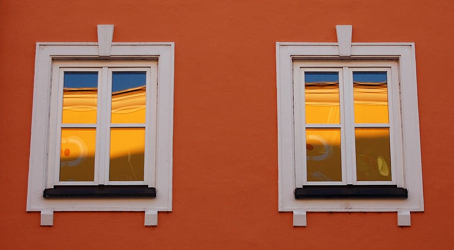 daurat, reflexions, finestres, finestra, color taronja, groc, cap gent, arquitectura, exterior de l'edifici, estructura construïda, dia, primer pla, a l'aire lliure, funció de construcció de parets, menjar i beguda, menjar, vermell, en fila, multicolor, vidre - material, forma, material de fusta, fons taronja, 1080P