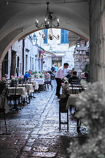 adam, beyaz, elbise gömlek, ön, kişi, oturma, sandalye, tablo, beton, tünel, giyme, pembe, kemer, bina, kafe, Garson, oturma yeri, bir grup insan, gerçek insanlar, restoran, iş, KADIN, erkekler, yetişkin, mimari, yiyecek ve içecek, kalabalık, yaşam, büyük bir grup insan, Gıda, yapılı yapı, kaldırım kafe, açık havada, yemek, ayar, 5K, CC0, kamu malı, telif ücretsiz