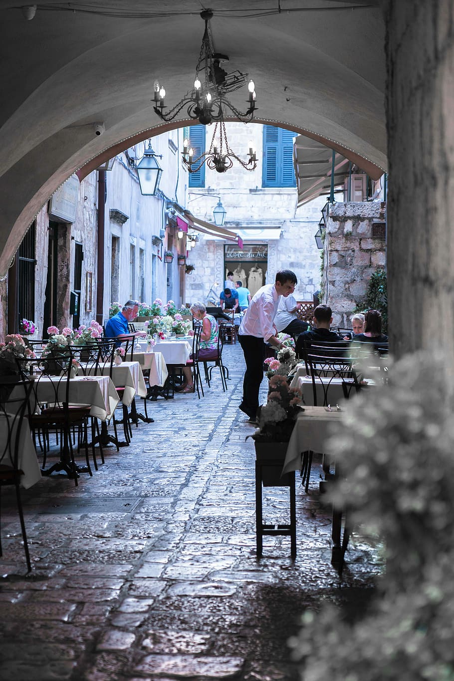 adam, beyaz, elbise gömlek, ön, kişi, oturma, sandalye, tablo, beton, tünel, giyme, pembe, kemer, bina, kafe, Garson, oturma yeri, bir grup insan, gerçek insanlar, restoran, iş, KADIN, erkekler, yetişkin, mimari, yiyecek ve içecek, kalabalık, yaşam, büyük bir grup insan, Gıda, yapılı yapı, kaldırım kafe, açık havada, yemek, ayar, 5K