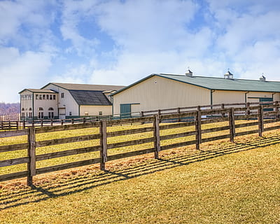 Scheune, rustikal, Scheunen, Ohio, digitale Kunst, ländlich, szenisch, Land, Landschaft, Schuppen, wirft, Bauernhof, Bauernhöfe, Landwirtschaft, landwirtschaftlich, Bauernhaus, champaign, Bezirk, Americana, Foto, fotografieren, Struktur, Strukturen, sturgell, William Sturgell, bill sturgell, historisch, Wohnkultur, corral, Gebäude, Silo, Wolken, Himmel, Baum, Bäume, wolkig, Unkraut, Champaign County, Urbana, gebaute Struktur, die Architektur, wolke - himmel, Gebäudehülle, Natur, Tag, Sonnenlicht, keine Leute, Feld, Zaun, draußen, Pflanze, Grenze, Gras, Barriere, Sicherheit, Schutz, 4K