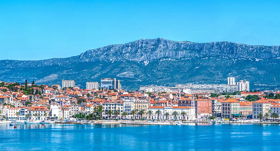marró, blanc, edificis, cos, aigua, muntanya, Croàcia, dividir, muntanyes, Costa, paisatge, arquitectura, cel, ciutat, mediterrani, europa, adriatic, viatjar, edifici, vell, turisme, Dalmàcia, antic, colorit, exterior de l'edifici, estructura construïda, paisatge urbà, mar, barri residencial, naturalesa, casa, davant del mar, horitzó urbà, terra, medi ambient, destinacions de viatge, cap gent, a l'aire lliure, apartament, 5K