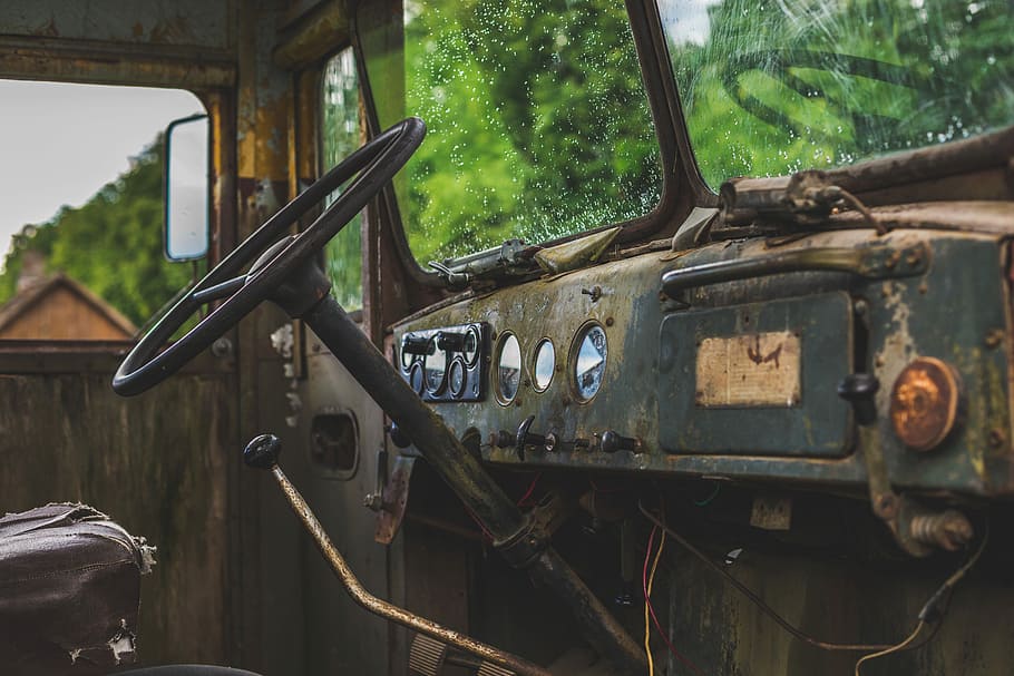 macchina abbandonata, interno auto nera, auto, vecchio, ruggine, trattino, ruota, modo di trasporto, mezzi di trasporto, abbandonato, veicolo terrestre, interno del veicolo, obsoleto, danneggiato, arrugginito, giorno, nessuno, albero, finestra, trasporto pubblico, treno, trasporto ferroviario, vetro - materiale, metallo, declino, deterioramento, 5K
