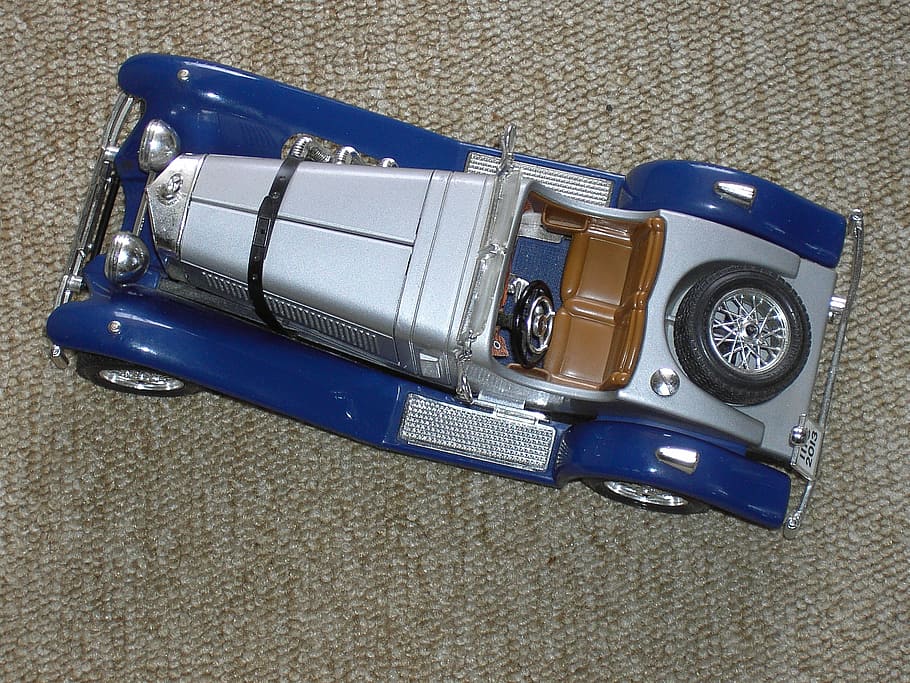 Auto, Modell-, Oldtimer, Spielzeuge, Sportwagen, Blau, Weiß, Modellauto, Transport, Transportart, Geschwindigkeit, Landfahrzeug, Benzin, keine Leute, Reifen, Spur, Tag, Technologie, High Angle View, Kunststoff, drinnen, Nahansicht, Stillleben, Spielzeug, einzelnes Objekt, Nostalgie, Ausrüstung, Kraftfahrzeug, Studioaufnahme, Kamera - Fotoausrüstung, Container, Metall, 2K