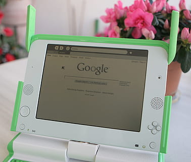 OLPC, webbrowser, teknologi, computer, google, com, retro, æbledatorer, blomst, meddelelse, indendørs, tæt på, dag, tekst, trådløs teknologi, plante, vestlige script, blomstrende plante, friskhed, fokus på forgrunden, natur, ingen mennesker, forbindelse, skønhed i naturen, digital tablet, bærbarhed, internet, besked, 2K, CC0, offentligt domæne, royaltyfrie