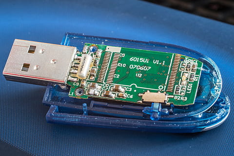 llapis USB, llapis de memòria, pal de dades, electrònica, ordinador, memòria, suport d’emmagatzematge, funcionament interior, pissarra, macro, components, tecnologia, cap gent, targeta de circuits, indústria electrònica, xip d’ordinador, primer pla, indústria, connexió, equips informàtics, ciència, comunicació, blau, a l'interior, sol objecte, negocis, equipament, petit, tecnologia sense fils, part de l’ordinador, Font d'alimentació, 2K, CC0, domini públic, lliure de regalies
