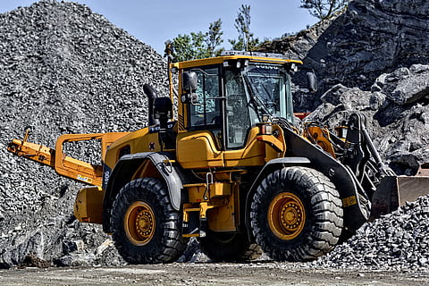 amarillo, negro, Cargador frontal, que lleva, grava, cavador, máquina, maquinaria, construcción, cargador, cangilón, equipo, industria, excavadora, industrial, cavar, construir, trabajo, excavador, transporte, modo de transporte, vehículo terrestre, maquinaria de construcción, industria de construccion, motor de la tierra, la carretera, día, sitio de construcción, camión, vehículo de construcción, rueda, sólido, naturaleza, vehículo terrestre comercial, al aire libre, neumático, cantera, equipos de construcción, equipo industrial, 5K, CC0, dominio público, libre de derechos