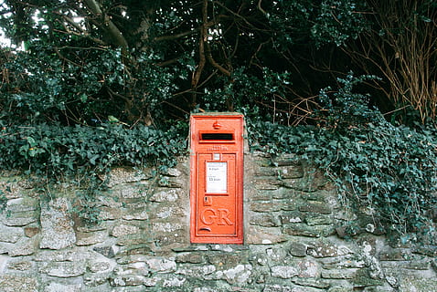 reale, casella postale, Britannico, posta reale, oggetti, cassetta postale, posta, corrispondenza, comunicazione, rosso, inviare, ufficio postale, Busta, Inghilterra, lettera, UK, vecchio, casella di posta pubblica, all'aperto, pianta, nessuno, giorno, albero, crescita, natura, struttura costruita, testo, architettura, parete, muro di pietra, caratteristica della parete, 2K, CC0, dominio pubblico, privo di copyright