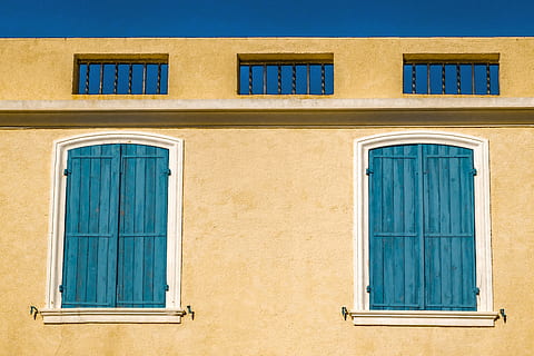 budova, fasáda, okno, okenice, okno, závěrky, architektura, cassis, provence, Francie, exteriér budovy, modrý, stavba, žlutá, nikdo, rezidenční čtvrti, den, sklo - materiál, okenní rám, venku, Dům, nízký úhel pohledu, město, Příroda, slunečního světla, v řadě, vícebarevné, 4K, CC0, veřejná doména, bez autorských práv