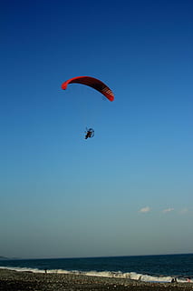 cielo, nube, cielo blu, spiaggia deserta, aliante a motore, sport, sport estremi, volante, mare, azione, parapendio, ricerca ricreativa, kiteboarding, paracadute, all'aperto, attività di svago, paracadutismo, attività, avventura, persona irriconoscibile, mezz'aria, acqua, la libertà, natura, gioia, una persona, blu, euforia, scenics - natura, orizzonte, orizzonte sull'acqua, 5K, CC0, dominio pubblico, privo di copyright