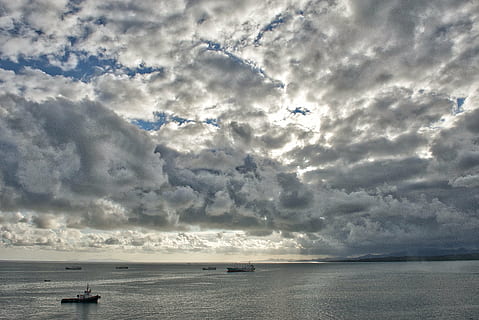 skyer, himmel, himmelskyene, clouds, skyene himmel, hav, vann, natur, horisont, ingen folk, utendørs, dag, sky - himmel, transport, transportmiddel, skjønnhet i naturen, flying, luftfartøy, naturskjønnhet - natur, fly, horisont over vann, ro, 5K, CC0, offentlig domene, opphavsrett gratis