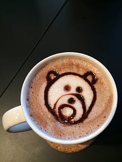 Kaffee, Winnie, Tasse, Kaffee trinken, Kaffeetasse, schaumiges Getränk, Cappuccino, Getränk, Schaumkunst, Erfrischung, Essen und Trinken, Stillleben, Becher, Kreativität, High Angle View, drinnen, heisses Getränk, Nahansicht, Tabelle, keine Leute, braun, Geschirr, Latté, Schaum, alkoholfreies Getränk, 2K, CC0, gemeinfrei, lizenzfrei