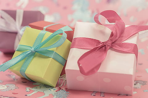 Geschenk, gemacht, Paket, Schleife, Paketschleife, Weihnachten, Weihnachtsdekoration, geben, Advent, verpackt, Geschenkverpackung, Überraschung, Geschenke, Muttertag, Kindergeburtstag, Geburtstag, Dekoration, Freude, bunt, Farbe, Band - Nähartikel, Bogen, Band, gebundener Bogen, Feier, Papier-, Geschenkbox, Kasten - Behälter, Weihnachtsgeschenk, Box, eingewickelt, Veranstaltung, Container, Geschenkpapier, Nahansicht, Geburtstagsgeschenk, Jahrestag, keine Leute, pinke Farbe, 4K, CC0, gemeinfrei, lizenzfrei