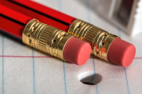 fermer, photo, deux, rouge, des crayons, crayon, la gomme, bloc-notes, écrire, papier, Bureau, école, l'écriture, Provisions, page, Remarque, éducation, carnet, message, dessin, formalités administratives, la communication, personne, métal, affaires, à l'intérieur, table, nature morte, couleur or, la finance, bleu, recherche, équipement, jaune, couleur rose, couleur argentée, alliage, 5K, CC0, domaine public, libre de droits