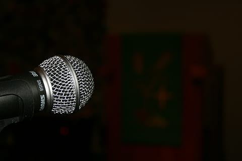 Herske, tredjedele fotografering, mikrofon, teknologi, mikro, input enhed, kunstkultur og underholdning, indendørs, tæt på, musik, fokus på forgrunden, meddelelse, ingen mennesker, enkelt objekt, udstyr, kreativitet, manden lavet, menneskeskabt objekt, ydeevne, belysningsudstyr, kopiere plads, natteliv, sølvfarvet, scene, 4K, CC0, offentligt domæne, royaltyfrie