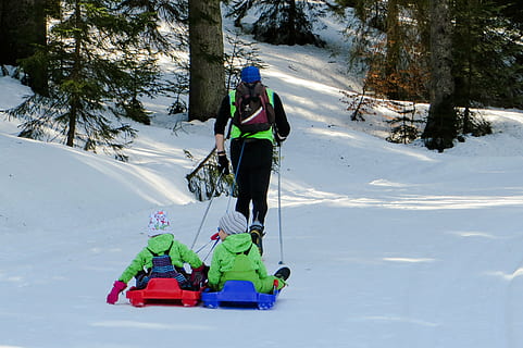 ślizgać się, zimowy, śnieg, zabawa, kulig, dzieci, opór, przyjemność, zimowy las, wolny czas, sport, na dworze, Góra, ludzie, Natura, czynność, wakacje, przygoda, Sporty ekstremalne, zimna temperatura, Sporty zimowe, prawdziwi ludzie, spędzania wolnego czasu, jazda na nartach, biały kolor, styl życia, Wyposażenie sportowe, wycieczka, jedna osoba, pełna długość, ubranie do jeżdżenia na nartach, ciepłe ubranie, pasmo górskie, ośnieżona góra, 2K, CC0, domena publiczna, darmowe zdjęcia