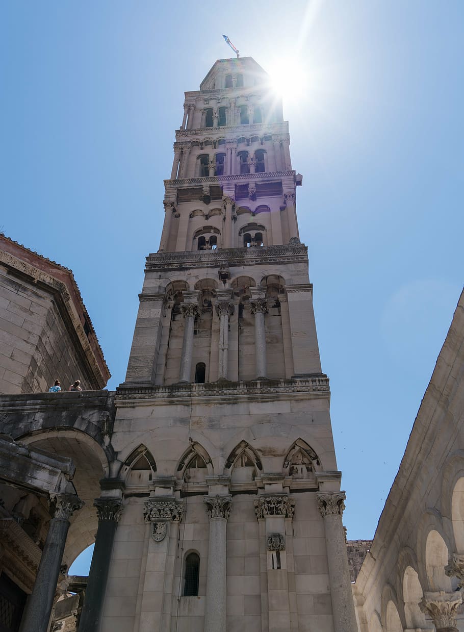 dividir, Croàcia, arquitectura, torre, sunstar, mediterrani, europa, vell, ciutat, turisme, edifici, antic, històric, Dalmàcia, cel, blau, vista d’angle baix, estructura construïda, exterior de l'edifici, creença, religió, lloc de culte, espiritualitat, raig de sol, naturalesa, llum solar, el passat, destinacions de viatge, història, dia, cap gent, cel clar, sol, flare de la lent, rellotge, brillant, 5K