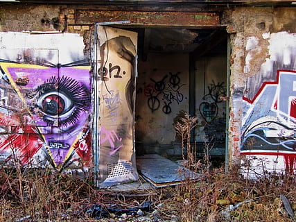 fàbrica, edifici, vell, caduc, hauswand, ruïna, sortir, llocs perduts, edifici industrial, Leipzig, plagwitz, pintura mural, graffiti, abandonat, cap gent, arquitectura, deteriorament, declivi, aixafar, obsoleta, espatllat, art i artesania, creativitat, estructura construïda, dia, mal estat, desordenat, a l'interior, destrucció, arruïnat, 2K, CC0, domini públic, lliure de regalies